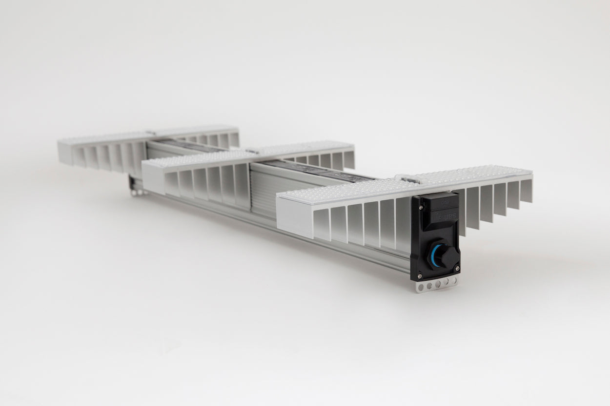 Modular dimming interface on SANlight EVO series light allowing for Bluetooth or manual magnetic dimmer integration.
